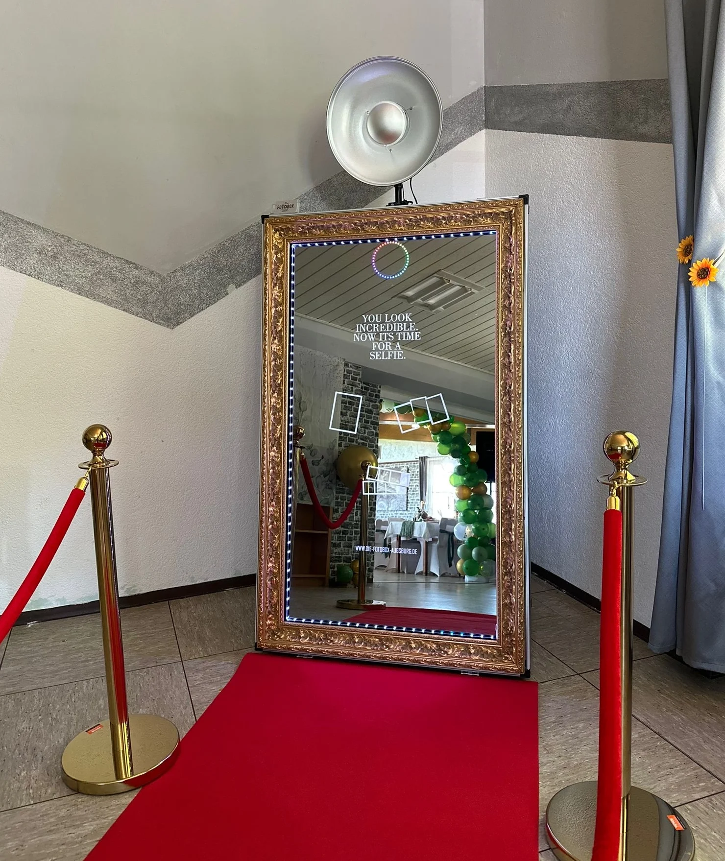 Eleganter Fotospiegel mit rotem Teppich bei einem Event in Augsburg.