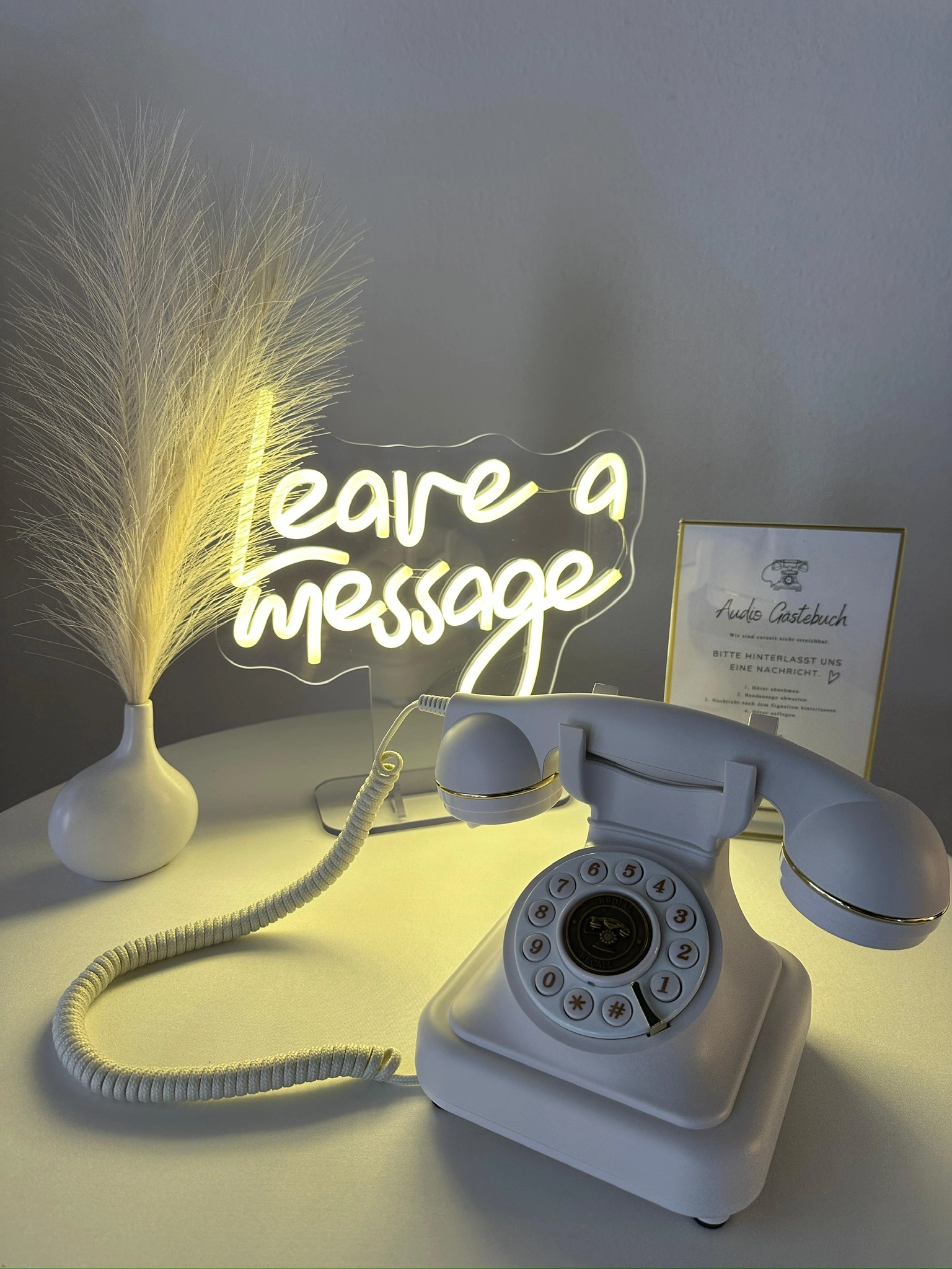 Audio Gästebuch Hochzeit Augsburg München mit Vintage Telefon und LED Schild