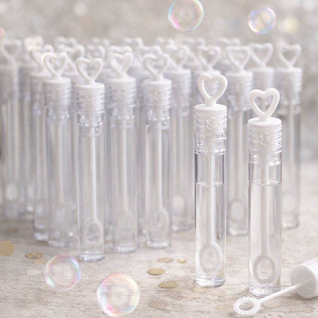 Elegante Seifenblasen mit herzförmigem Griff als romantisches Highlight für den Auszug des Brautpaares.