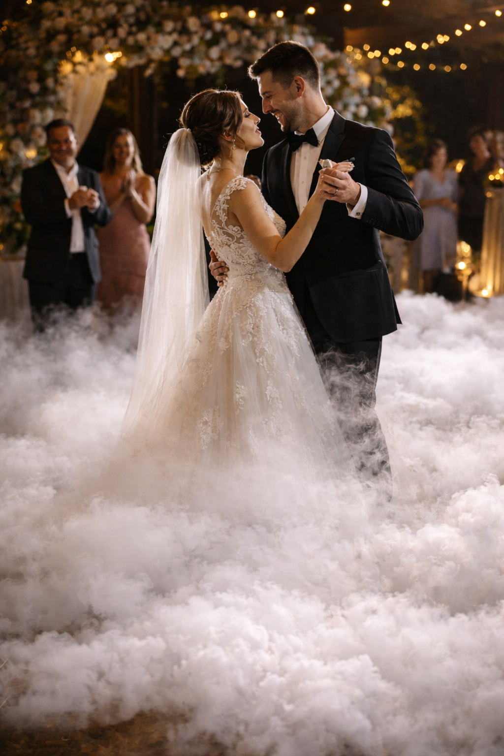 Brautpaar tanzt auf einer Wolke aus Nebel während des Hochzeitstanzes.