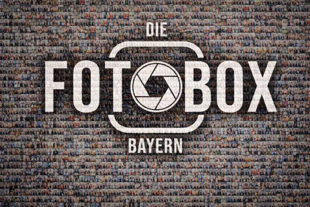 Große Fotomosaik Wand mit „Die Fotobox Bayern“ Logo, zusammengesetzt aus hunderten Eventfotos.