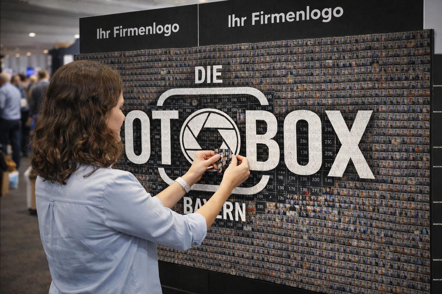 Interaktive Mosaik Fotobox Wand mit Firmenlogo, bestehend aus vielen kleinen Event-Fotos auf einer Messe.