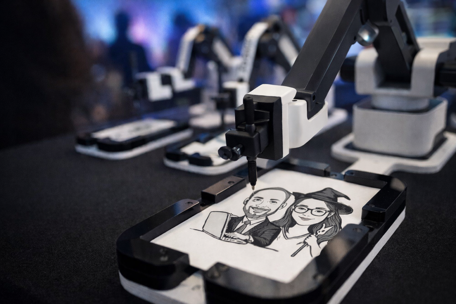 Mehrere Sketchbots zeichnen gleichzeitig Portraitillustrationen von zwei Personen live auf einem Event.