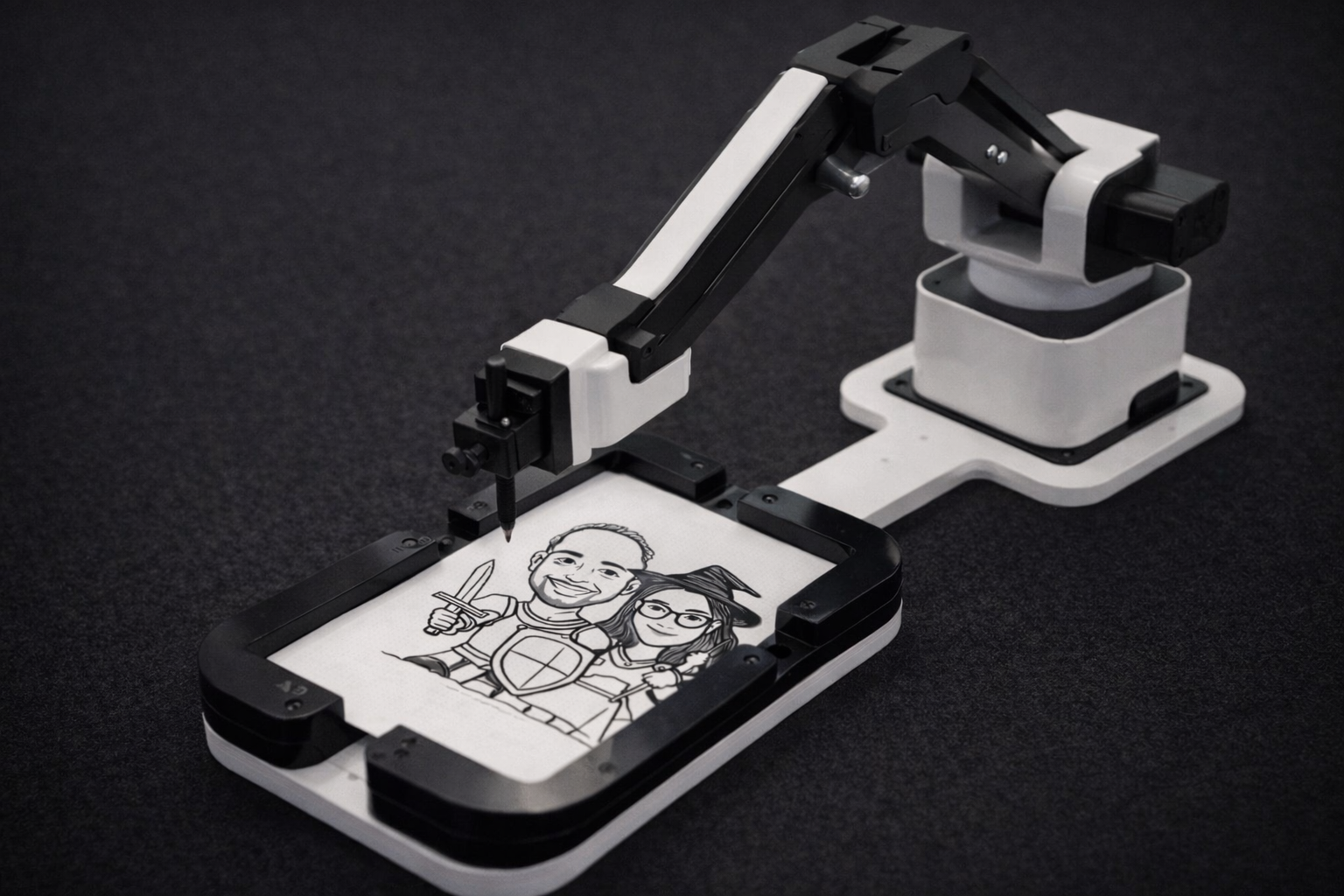 Sketchbot mit Zeichenarm erstellt eine handgezeichnete Portraitillustration von zwei Personen auf Papier.