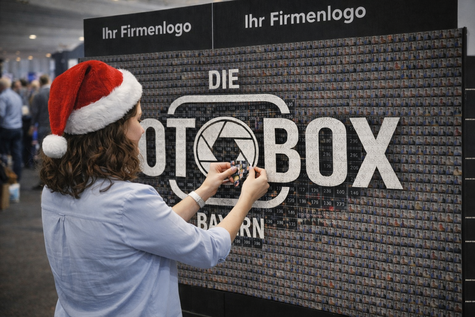 Eine Frau mit Weihnachtsmütze bringt ein Foto an einer großen Fotomosaik-Wand mit Firmenlogo auf einer Weihnachtsfeier an.