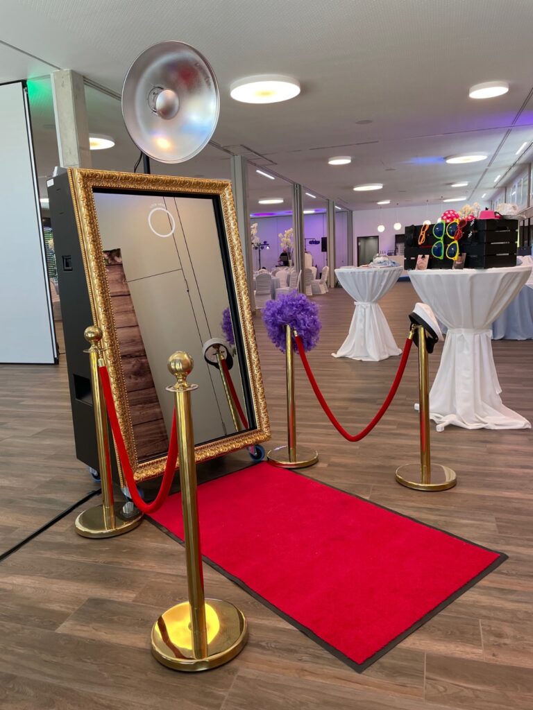 Fotospiegel mit goldenen Absperrungen und rotem Teppich auf einer Veranstaltung