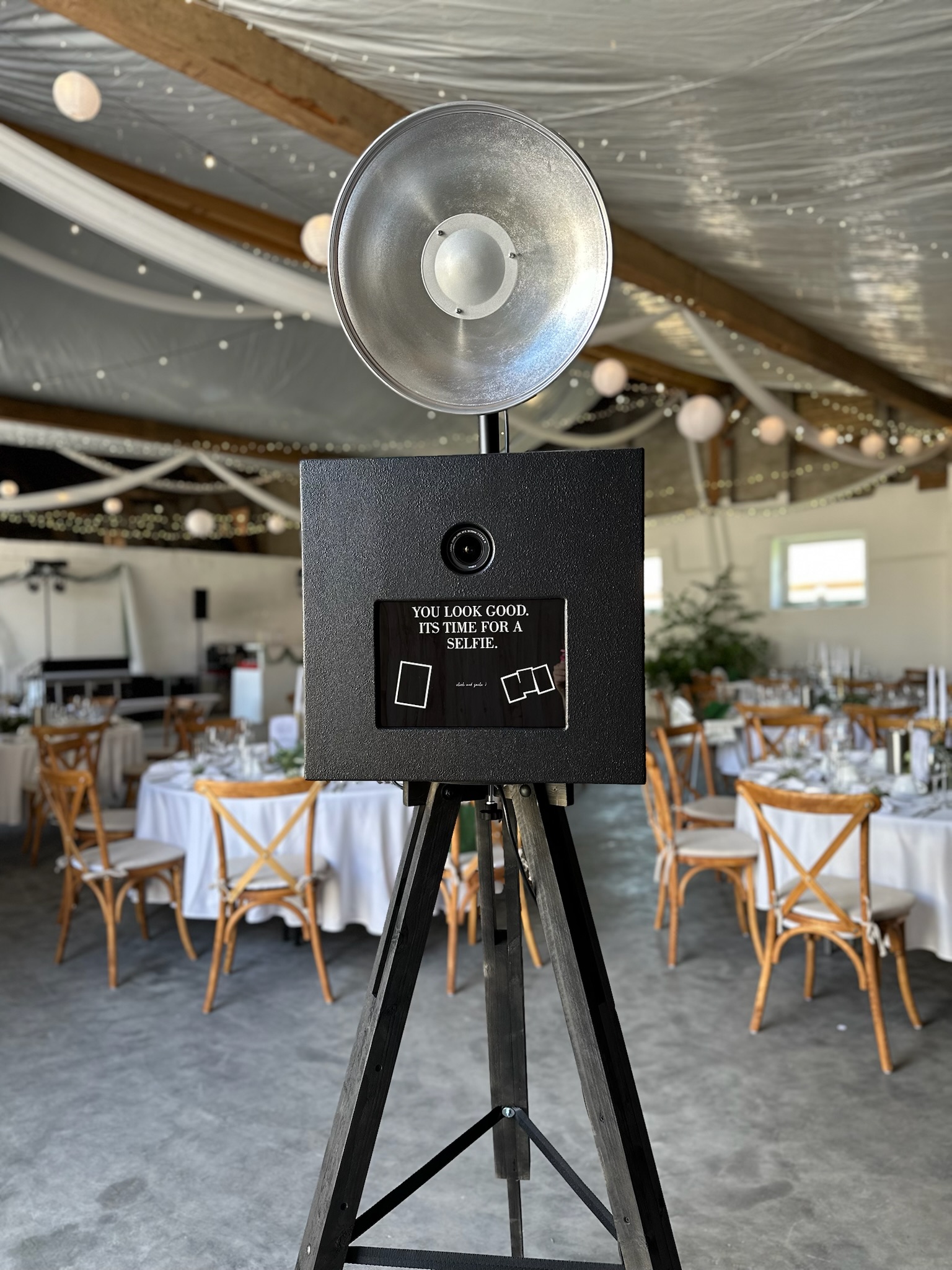 Fotobox bei Hochzeit in der Region Augsburg und München in festlich dekorierter Eventlocation