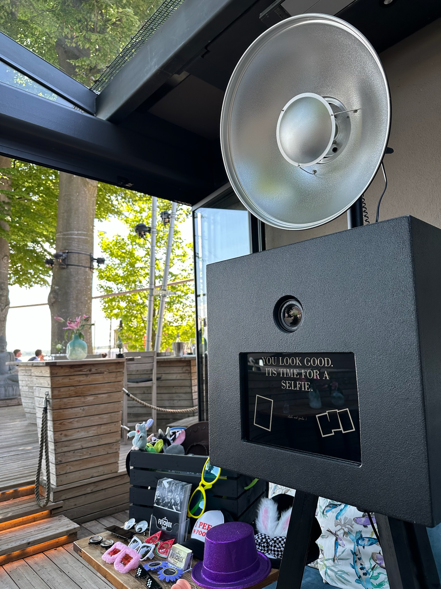 Fotobox auf einer Hochzeit in der Location Fischer in Stegen am Ammersee mit Requisiten für lustige Erinnerungsfotos