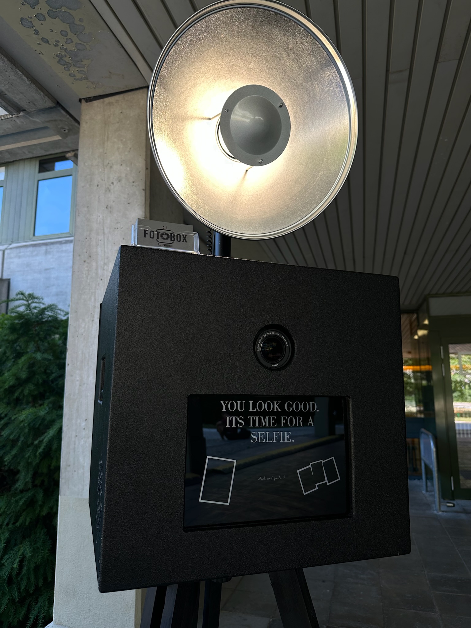 Fotobox auf einem Sommerfest der Universität Augsburg im Außenbereich
