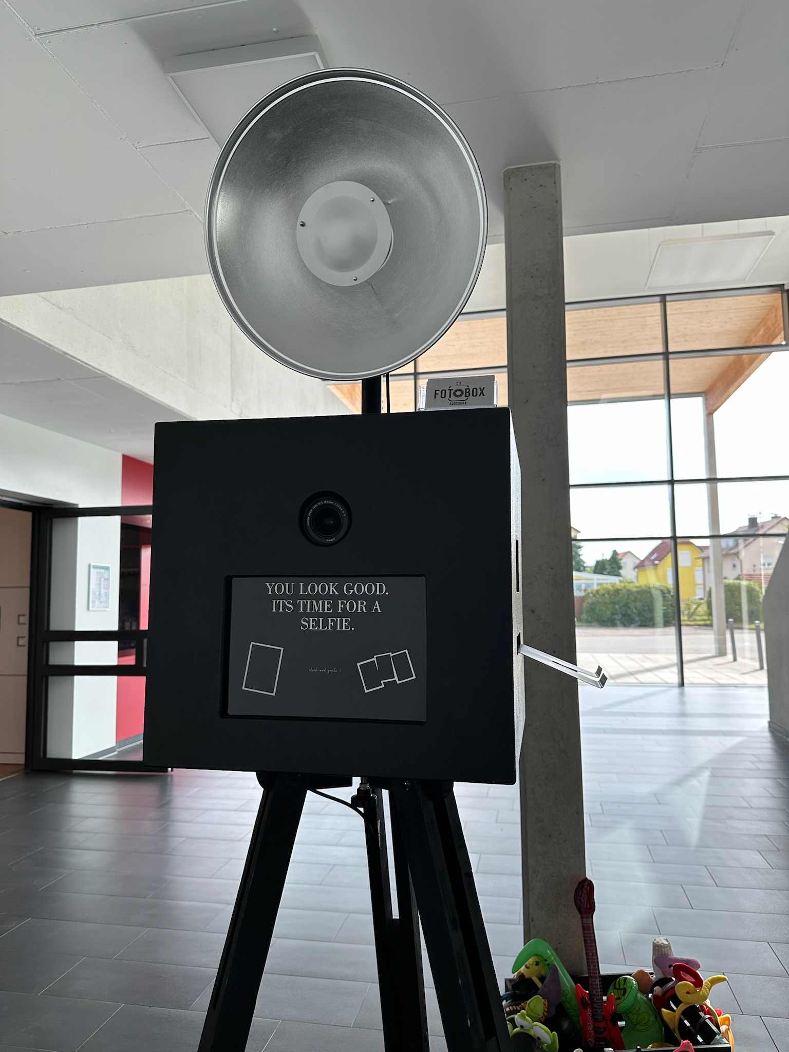 Moderne Fotobox auf einer Hochzeit in Memmingen in heller Eventlocation