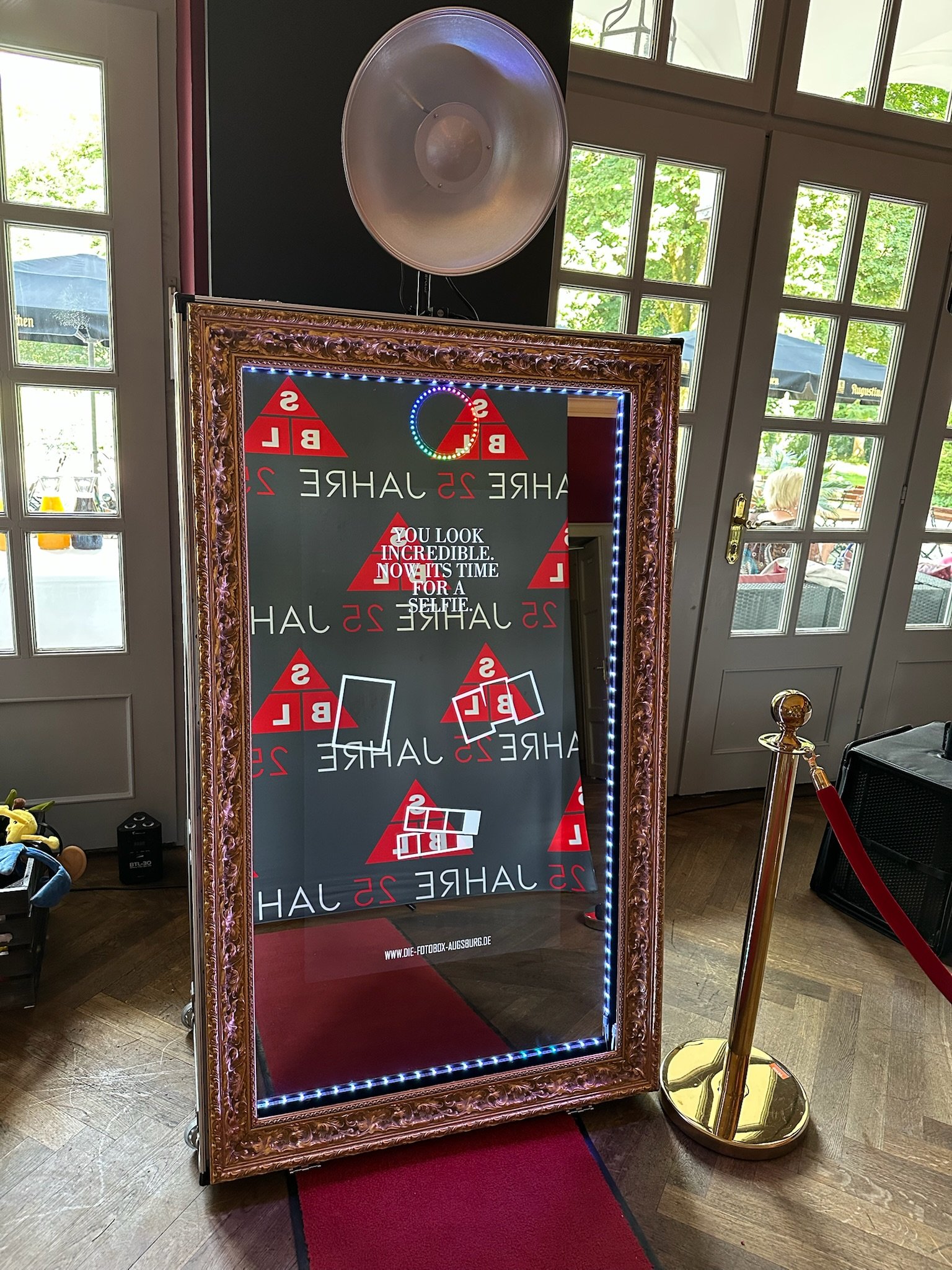 Eleganter Fotospiegel bei einer Firmenfeier im Kurhaus Bad Tölz mit LED-Beleuchtung