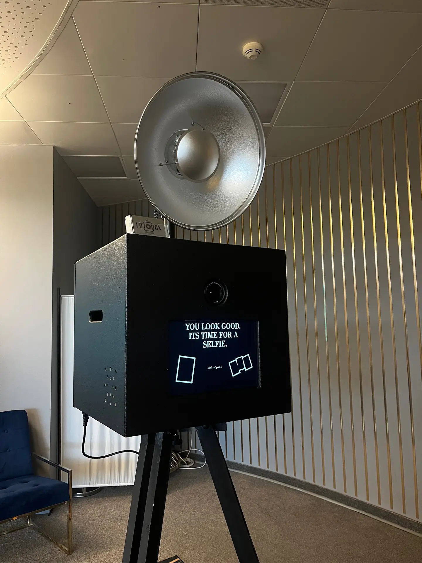 Moderne Fotobox mit großem Studioblitz auf einer Hochzeit in der Riva Eventlocation Friedberg