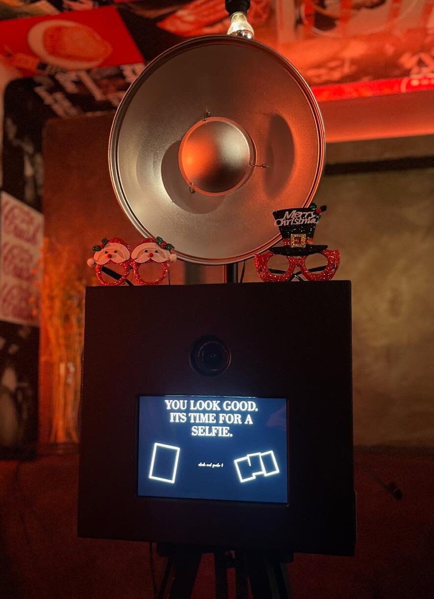 Fotobox mit Studioblitz und weihnachtlichen Accessoires auf einer Weihnachtsfeier im Lucky Who in München.