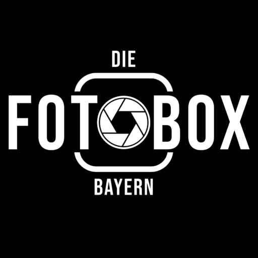 Schwarz weißes Fotobox Logo mit Kamera Symbol auf dunklem Hintergrund