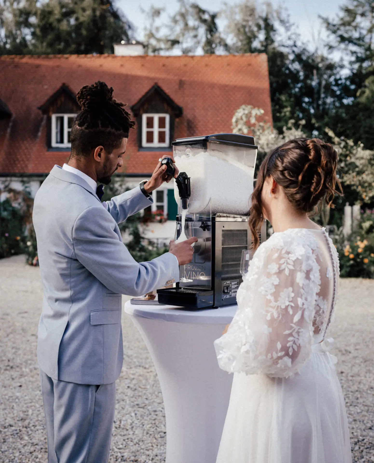 Brautpaar zapft Frozen Vino aus der Maschine auf einer Hochzeit im Raum Augsburg