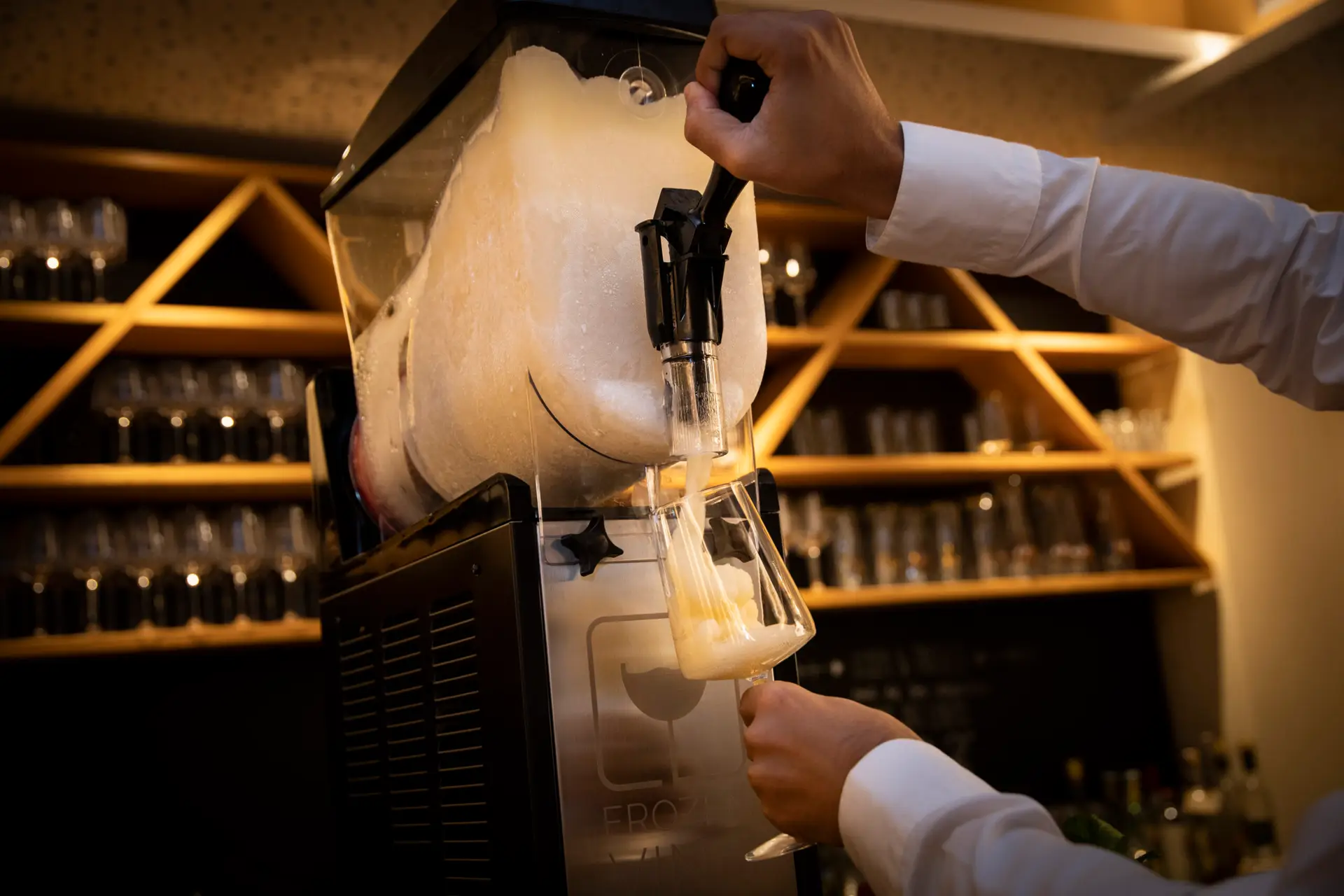 Frozen Vino Maschine mit cremigem Slush-Wein beim Ausschank auf einer Veranstaltung in Augsburg